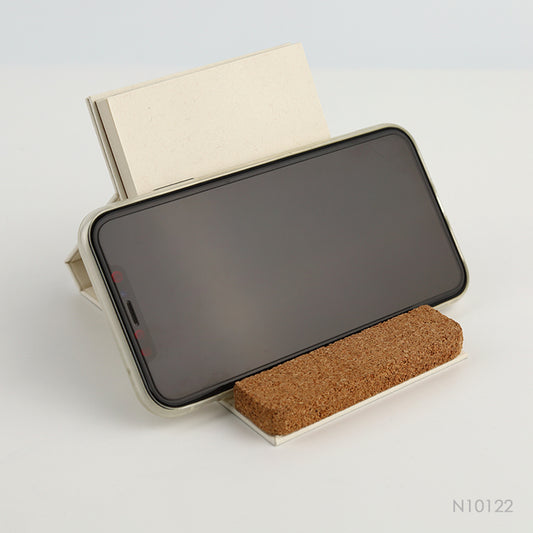Libreta portacelular hecha en buena medida con envases de leche reciclados. También, tiene un detalle en corcho. 