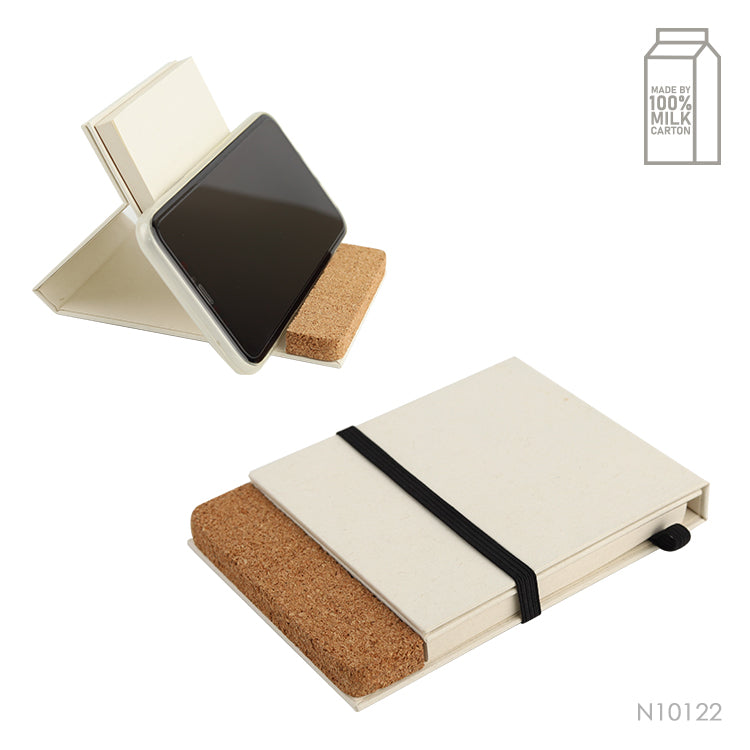 Libreta portacelular hecha en buena medida con envases de leche reciclados. También, tiene un detalle en corcho. 