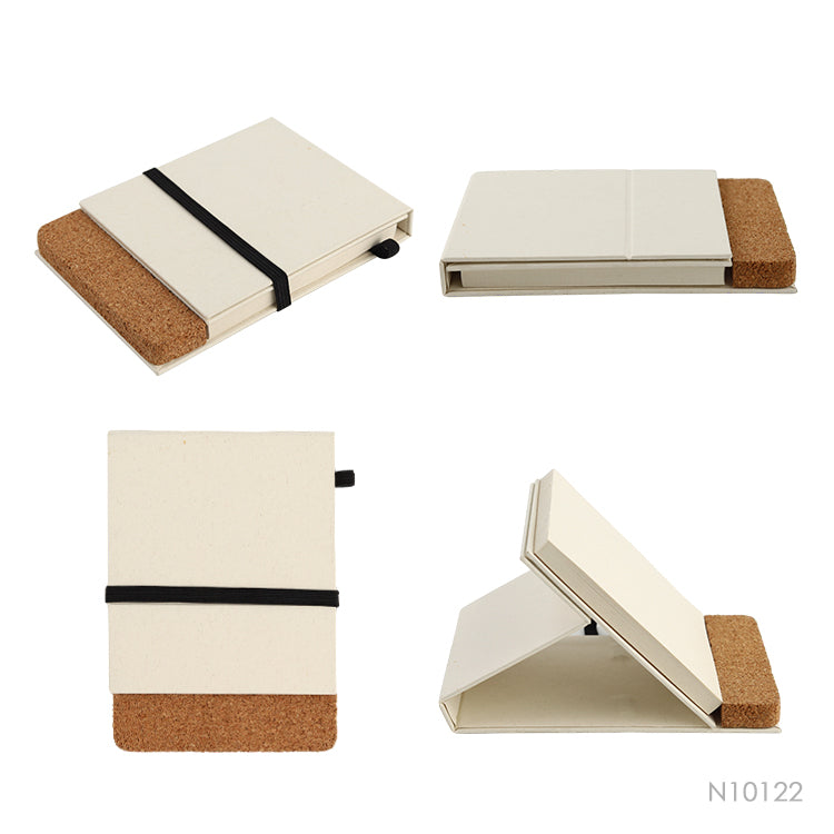 Libreta portacelular hecha en buena medida con envases de leche reciclados. También, tiene un detalle en corcho. 