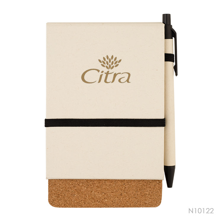 Libreta portacelular hecha en buena medida con envases de leche reciclados. También, tiene un detalle en corcho. Está personalizada con un logo