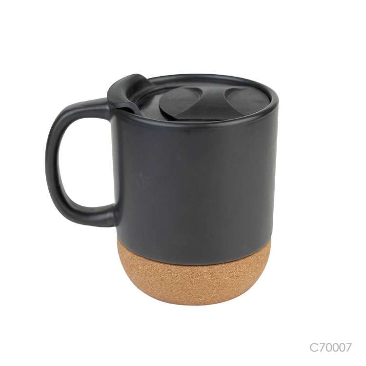 Taza de cerámica con base de corcho y una tapa aislante. Puede personalizarse para regalos empresariales con un logo.