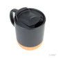 Taza de cerámica con base de corcho y una tapa aislante. Puede personalizarse para regalos empresariales con un logo.