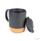 Taza de cerámica con base de corcho y una tapa aislante. Puede personalizarse para regalos empresariales con un logo.