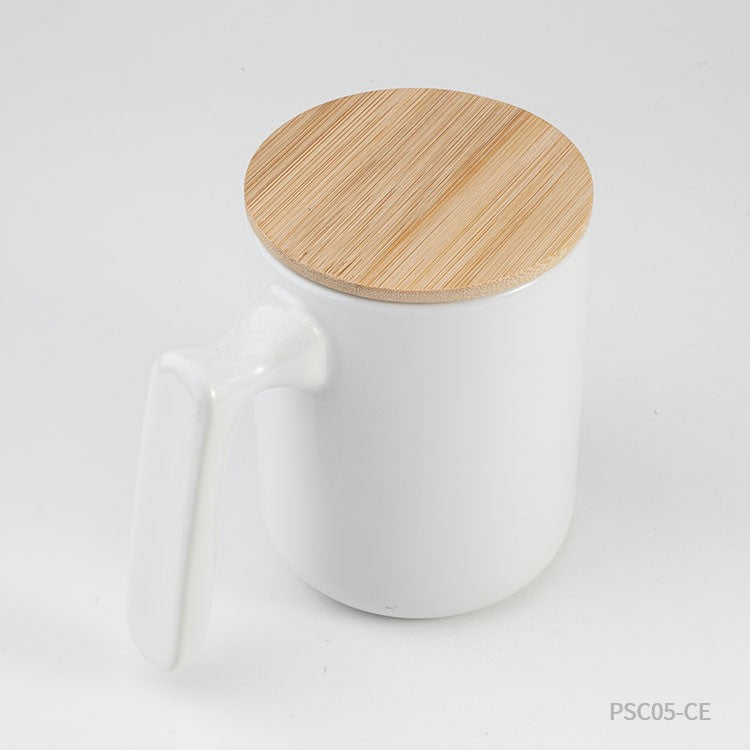 Taza de cerámica con tapa de bambú.  Puede personalizarse con un logo para regalos empresariales