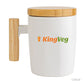 Taza de cerámica con asa y tapa de bambú. Para regalos empresariales se puede personalizar con un logo utilizando Impresión UV.