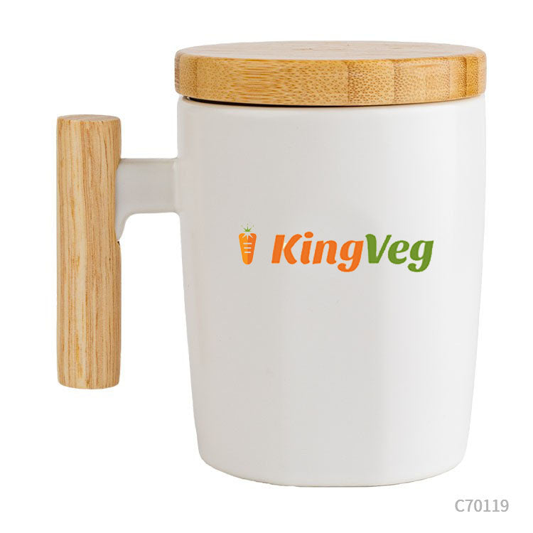 Taza de cerámica con asa y tapa de bambú. Para regalos empresariales se puede personalizar con un logo utilizando Impresión UV.