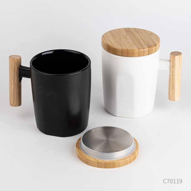 Tazas de cerámica con asa y tapa de bambú. Para regalos empresariales se puede personalizar con un logo utilizando Impresión UV.