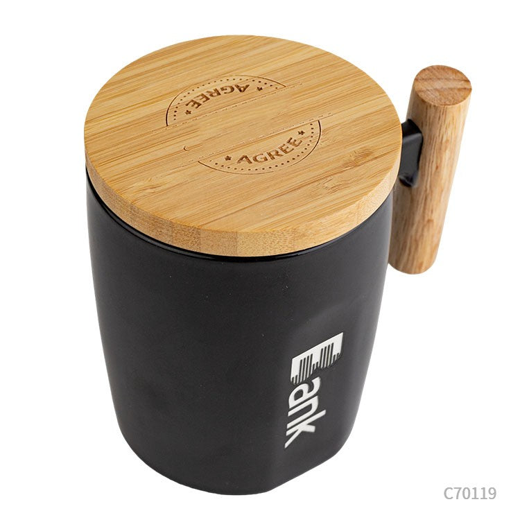 Taza de cerámica con asa y tapa de bambú. Para regalos empresariales se puede personalizar con un logo utilizando Impresión UV.