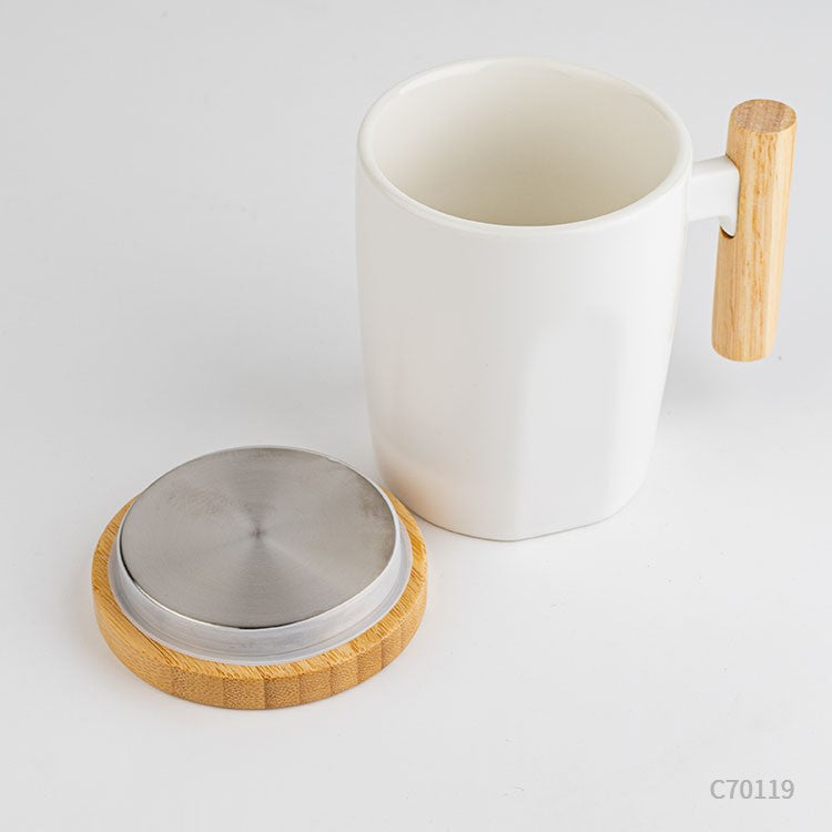 Taza de cerámica con asa y tapa de bambú. Para regalos empresariales se puede personalizar con un logo utilizando Impresión UV.