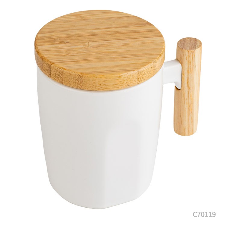 Taza de cerámica con asa y tapa de bambú. Para regalos empresariales se puede personalizar con un logo utilizando Impresión UV.