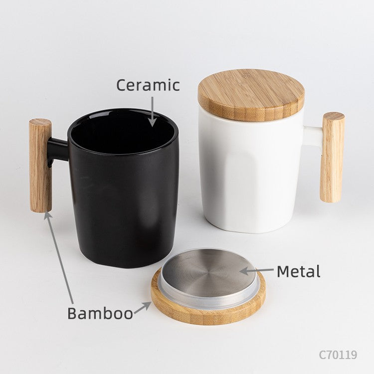 Tazas de cerámica con asa y tapa de bambú. Para regalos empresariales se puede personalizar con un logo utilizando Impresión UV.