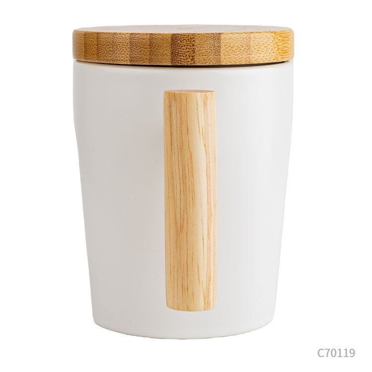 Taza de cerámica con asa y tapa de bambú. Para regalos empresariales se puede personalizar con un logo utilizando Impresión UV.
