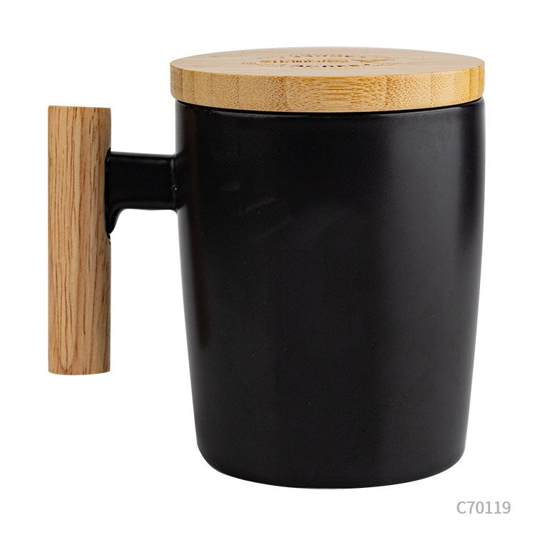 Taza de cerámica con asa y tapa de bambú. Para regalos empresariales se puede personalizar con un logo utilizando Impresión UV.