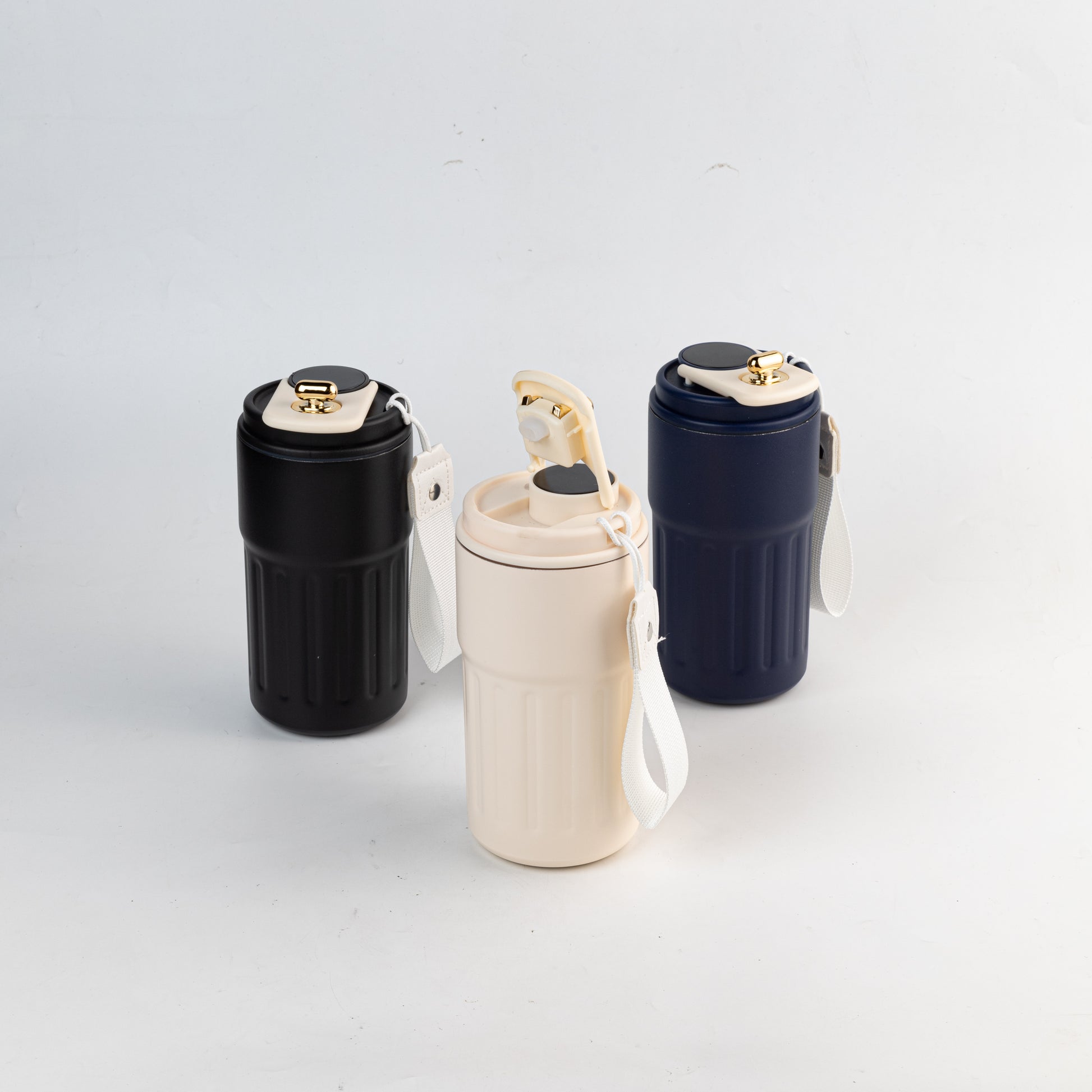Vaso térmico inteligente que tiene una tapa con display para saber la temperatura interna del mismo. Para regalos empresariales personalizados puede tener un logo grabado