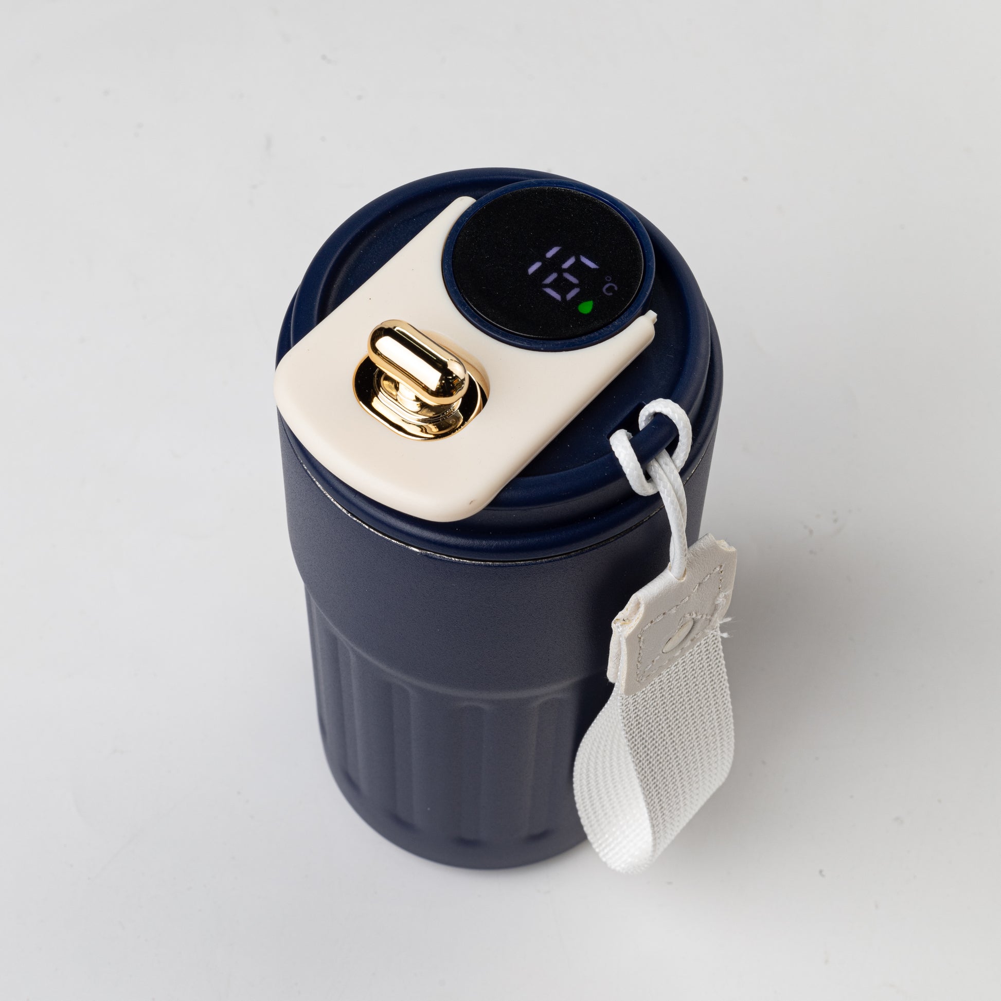 Vaso térmico inteligente que tiene una tapa con display para saber la temperatura interna del mismo. Para regalos empresariales personalizados puede tener un logo grabado