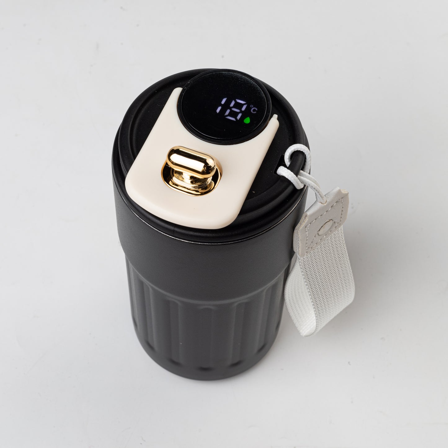 Vaso térmico inteligente que tiene una tapa con display para saber la temperatura interna del mismo. Para regalos empresariales personalizados puede tener un logo grabado