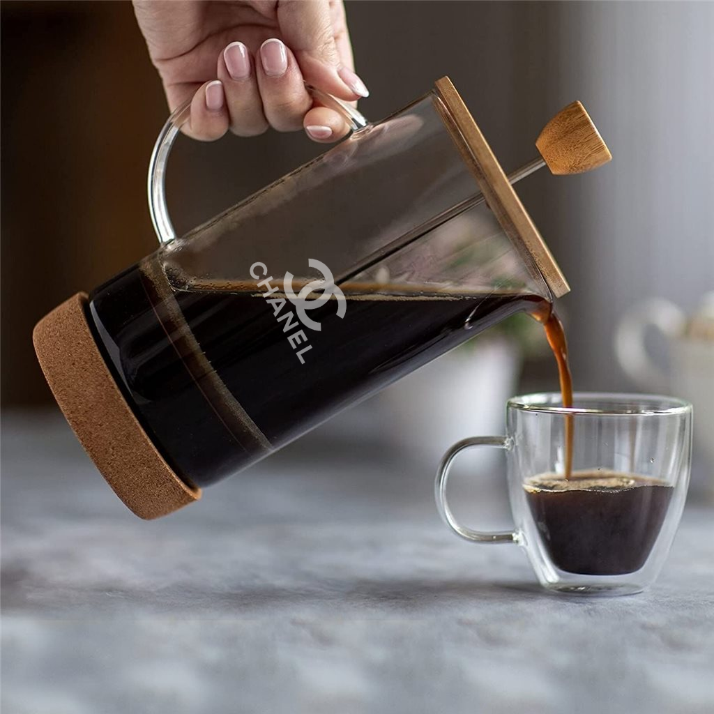 Cafetera-tetera de vidrio y bambú. Foto con café. Logo personalizado, regalo empresarial.