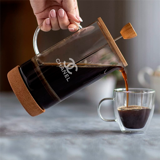 Cafetera-tetera de vidrio y bambú. Foto con café. Logo personalizado, regalo empresarial.