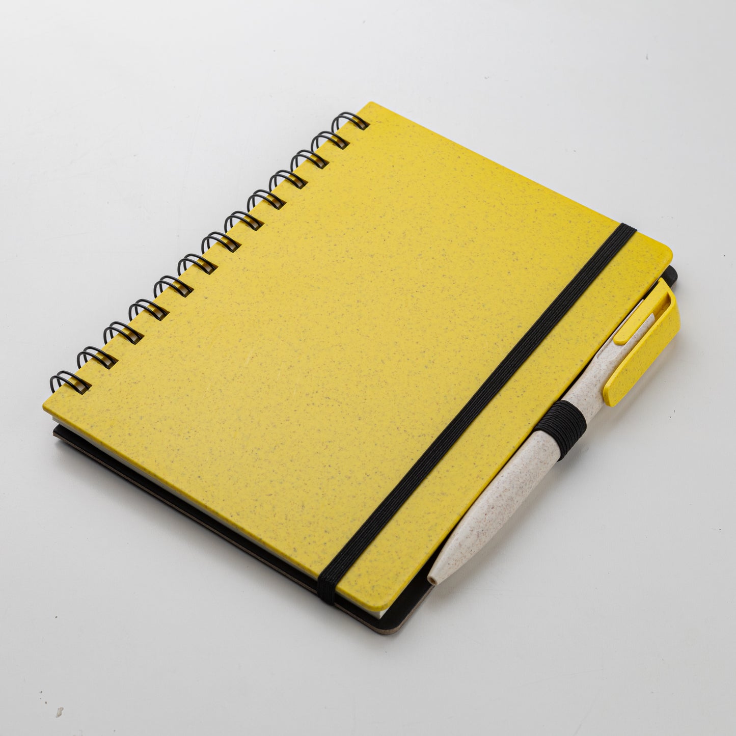 Cuaderno y lapicera Tánger amarillo con elástico. Logo personalizado, regalo empresarial.