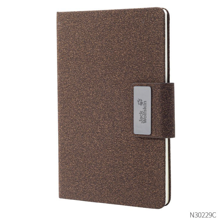Cuaderno Salento color café con logo personalizado en el iman. Regalo corporativo.