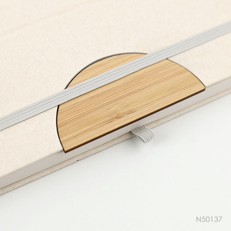 Cuaderno Siena con detalle en bambú y elástico. Porta celular. Logo personalizado, regalo empresarial.