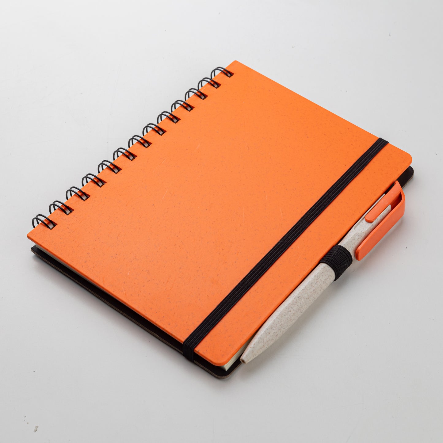 Cuaderno Tánger naranja  con lapicera de trigo. Logo personalizado, regalo empresarial.
