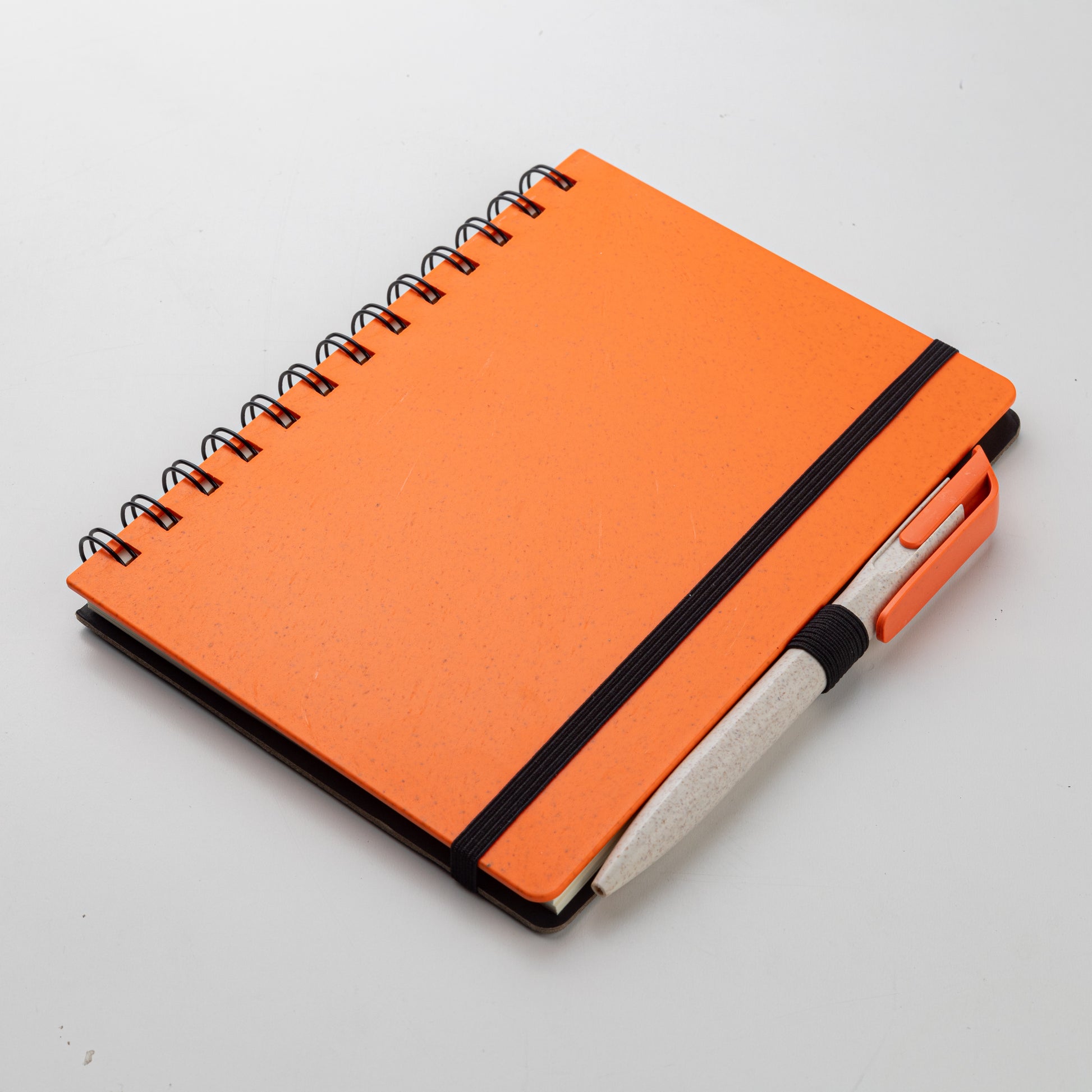 Cuaderno Tánger naranja  con lapicera de trigo. Logo personalizado, regalo empresarial.