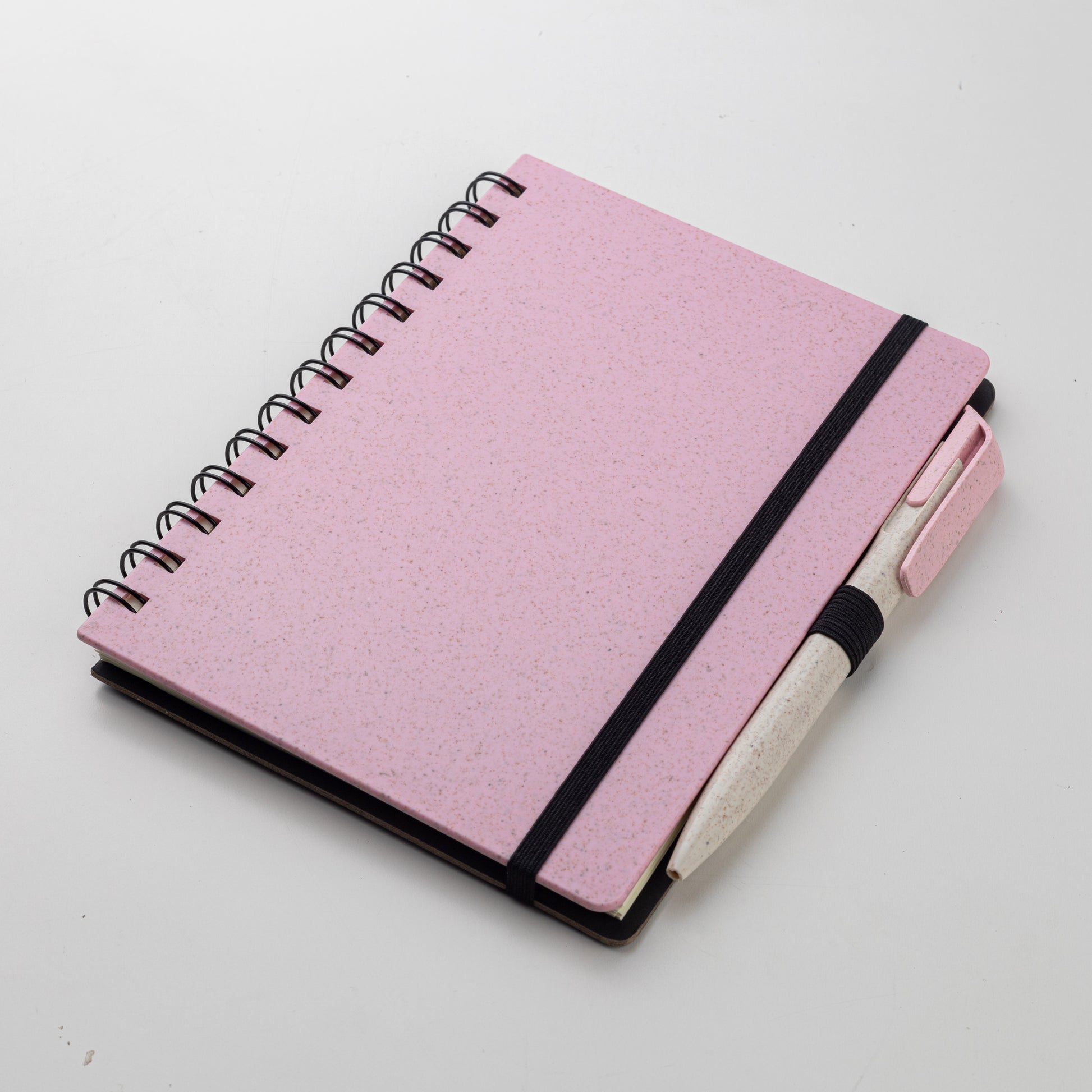 Cuaderno Tánger rosa con lapicera ecológico. Logo personalizado, regalo empresarial.
