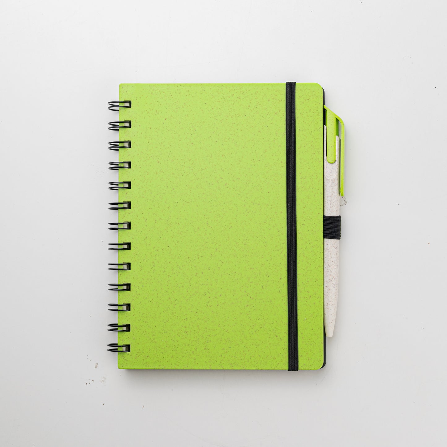 Cuaderno Tánger de color verde con lapicera a base de trigo. Logo personalizado, regalo empresarial.