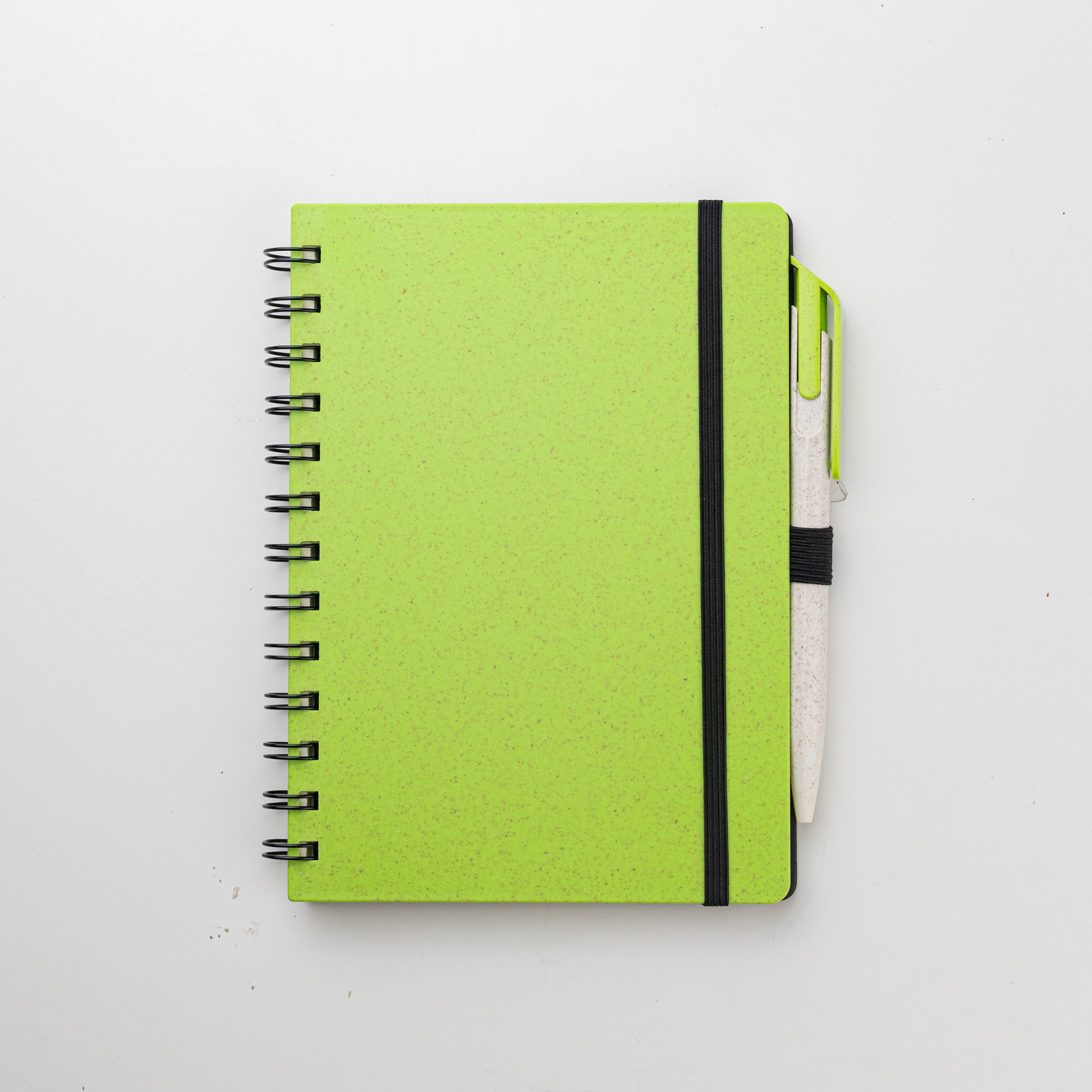 Cuaderno Tánger de color verde con lapicera a base de trigo. Logo personalizado, regalo empresarial.