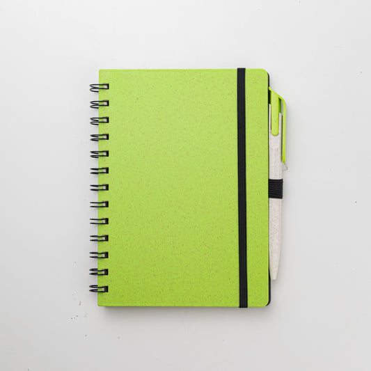 Cuaderno Tánger de color verde con lapicera a base de trigo. Logo personalizado, regalo empresarial.