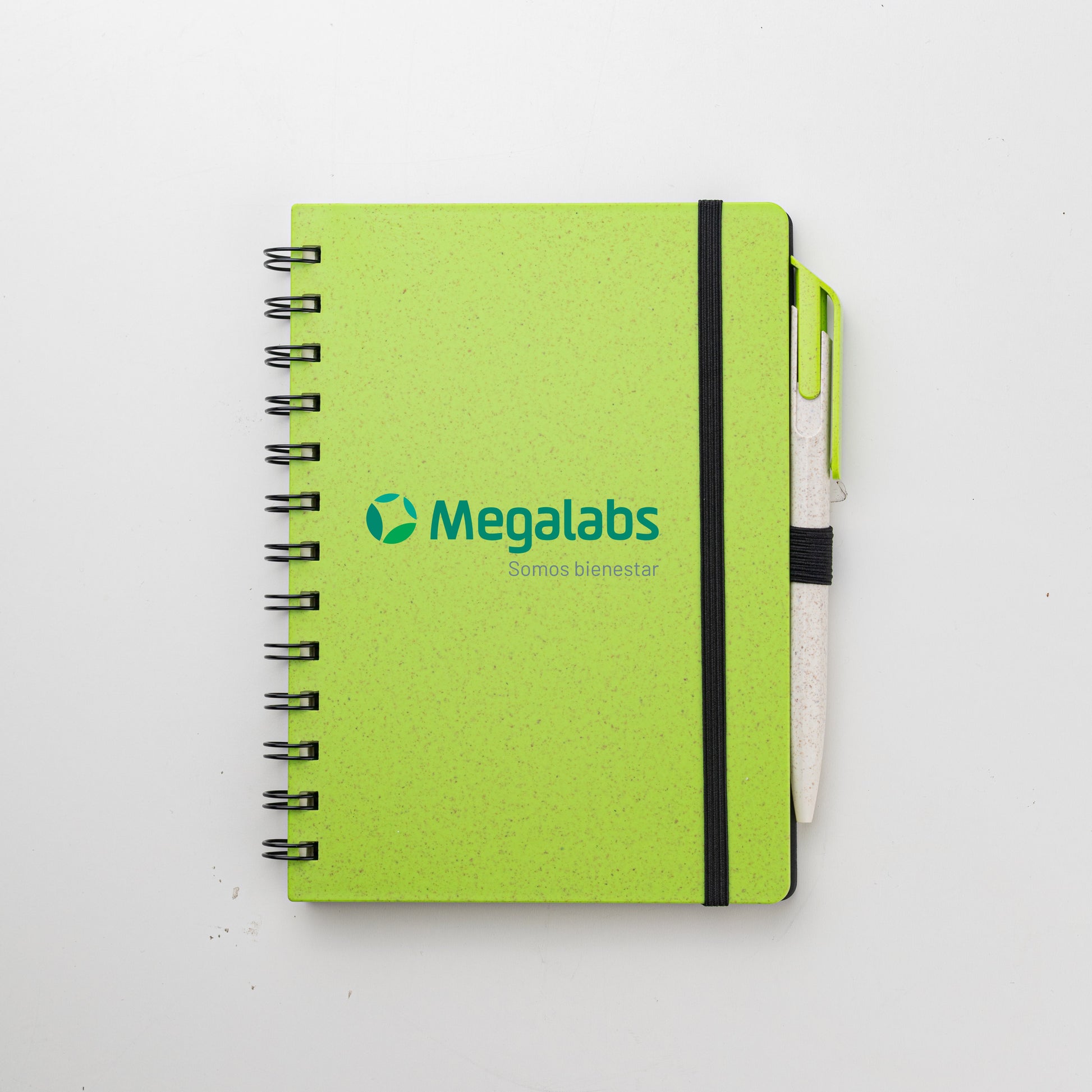Set para regalo empresarial. Contiene un cuaderno personalizado con tapa hecha a base de  trigo y una lapicera que también contiene un material elaborado con trigo