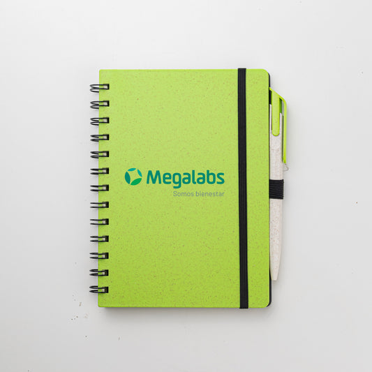 Set para regalo empresarial. Contiene un cuaderno personalizado con tapa hecha a base de  trigo y una lapicera que también contiene un material elaborado con trigo