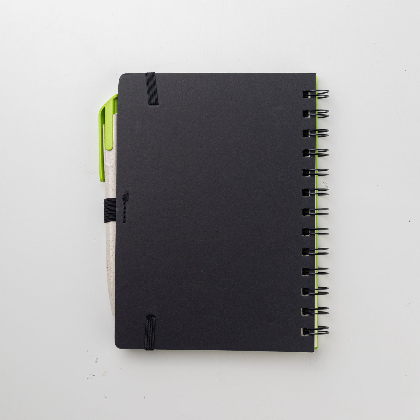 Set para regalo empresarial. Contiene un cuaderno con tapa hecha a base de  trigo y una lapicera que también tiene un material elaborado con trigo