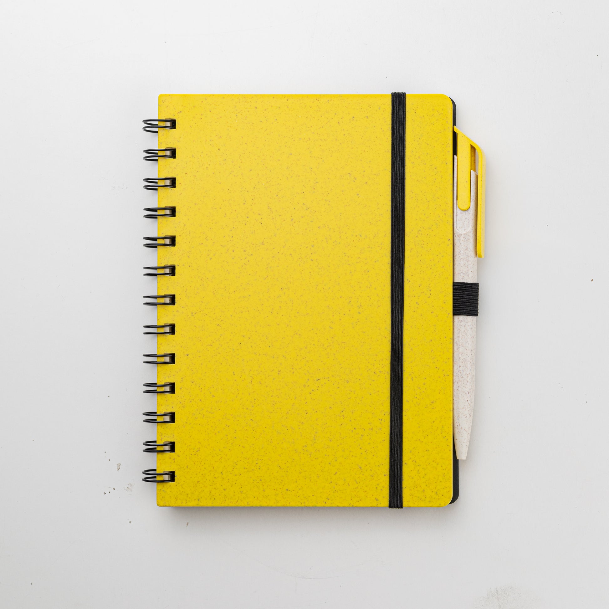 Set para regalo empresarial. Contiene un cuaderno con tapa hecha a base de  trigo y una lapicera que también tiene un material elaborado con trigo