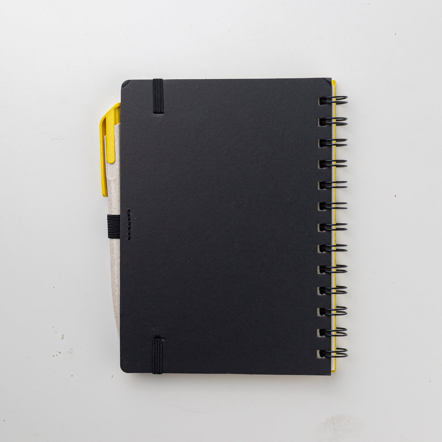 Set para regalo empresarial. Contiene un cuaderno con tapa hecha a base de  trigo y una lapicera que también tiene un material elaborado con trigo