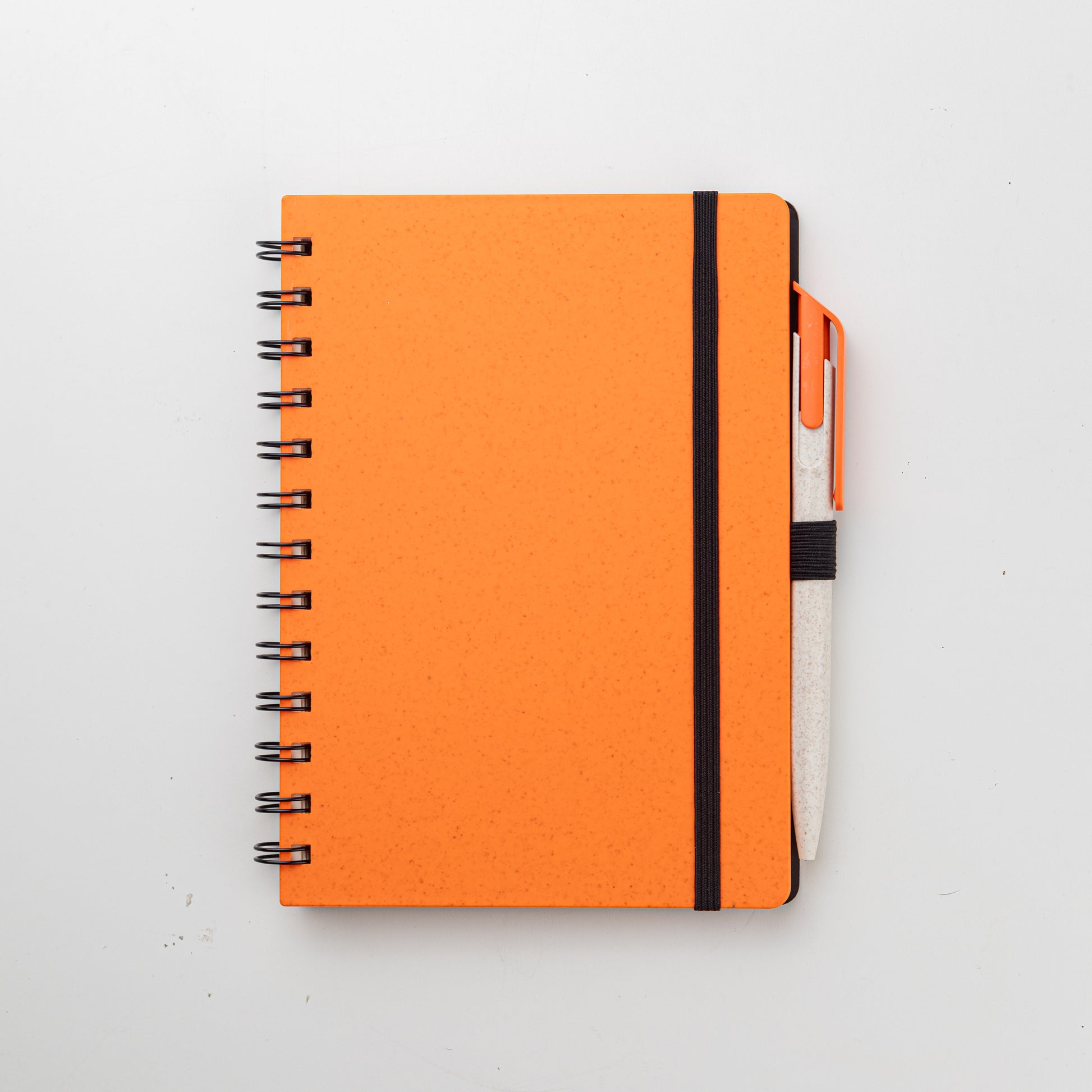 Set para regalo empresarial. Contiene un cuaderno con tapa hecha a base de  trigo y una lapicera que también tiene un material elaborado con trigo