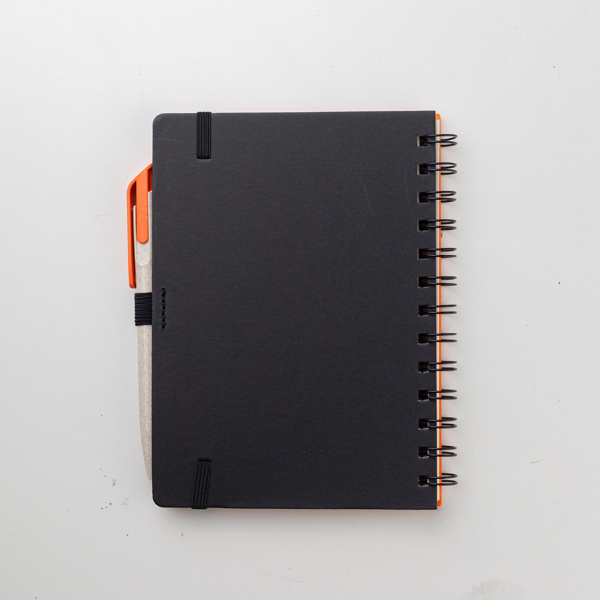 Set para regalo empresarial. Contiene un cuaderno con tapa hecha a base de  trigo y una lapicera que también tiene un material elaborado con trigo