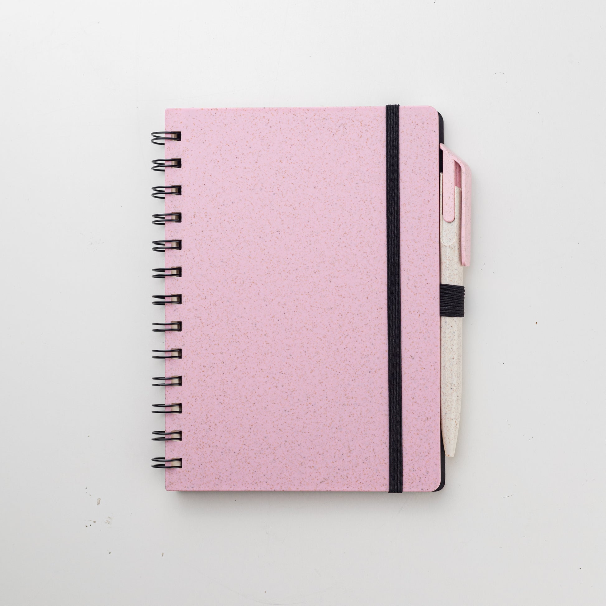 Set para regalo empresarial. Contiene un cuaderno con tapa hecha a base de  trigo y una lapicera que también tiene un material elaborado con trigo