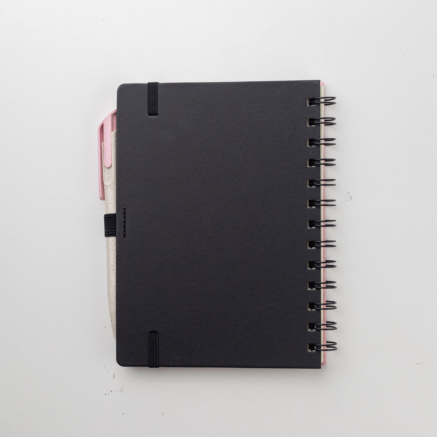 Set para regalo empresarial. Contiene un cuaderno con tapa hecha a base de  trigo y una lapicera que también tiene un material elaborado con trigo