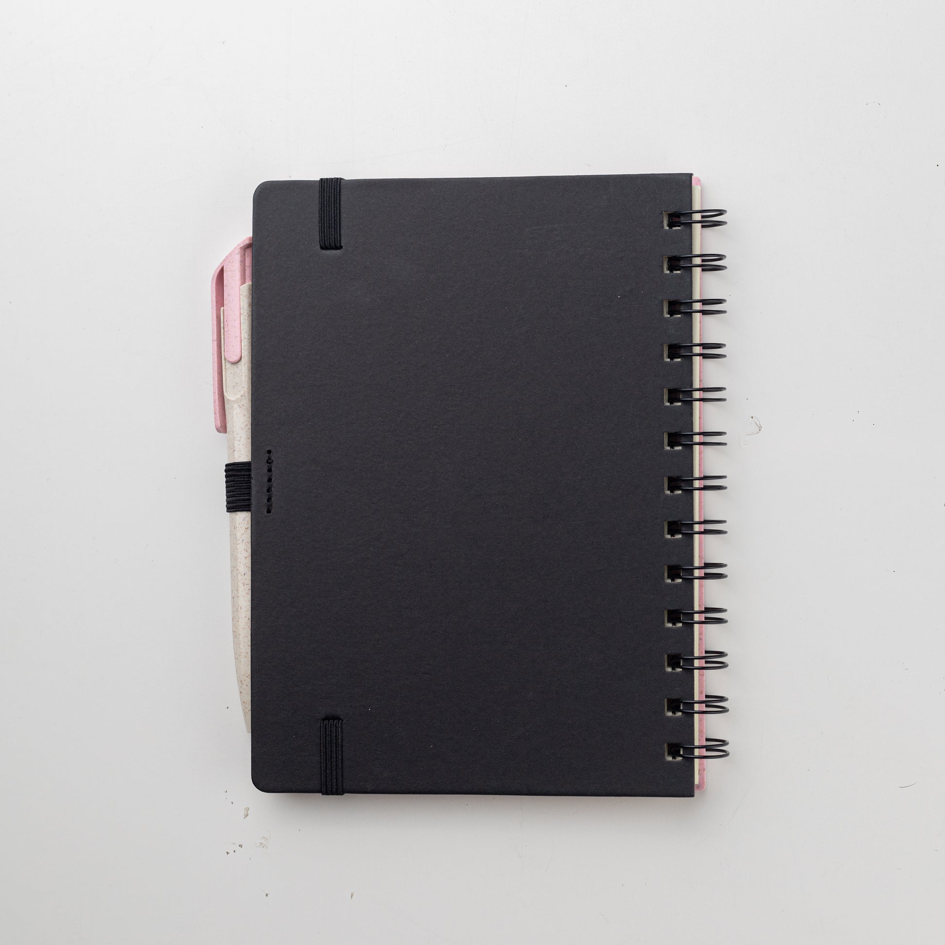 Set para regalo empresarial. Contiene un cuaderno con tapa hecha a base de  trigo y una lapicera que también tiene un material elaborado con trigo