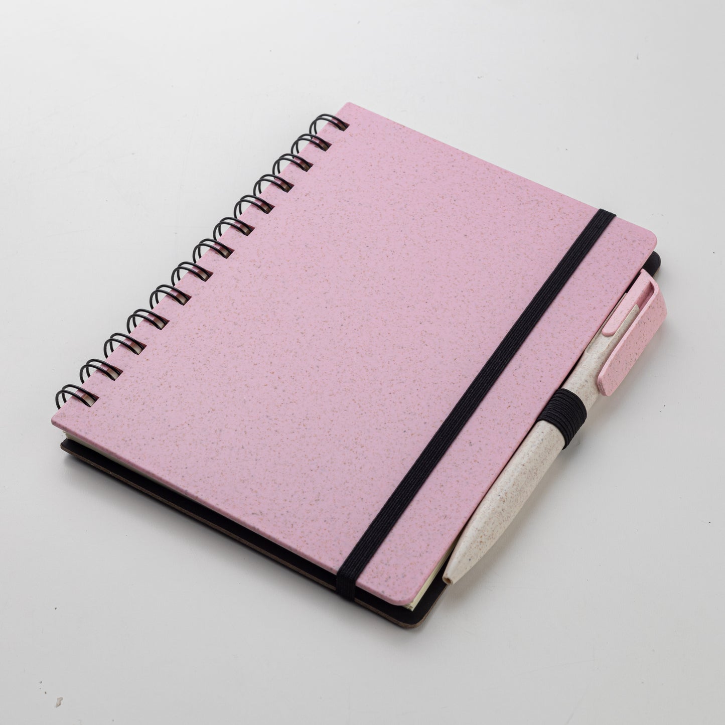 Set para regalo empresarial. Contiene un cuaderno con tapa hecha a base de  trigo y una lapicera que también tiene un material elaborado con trigo