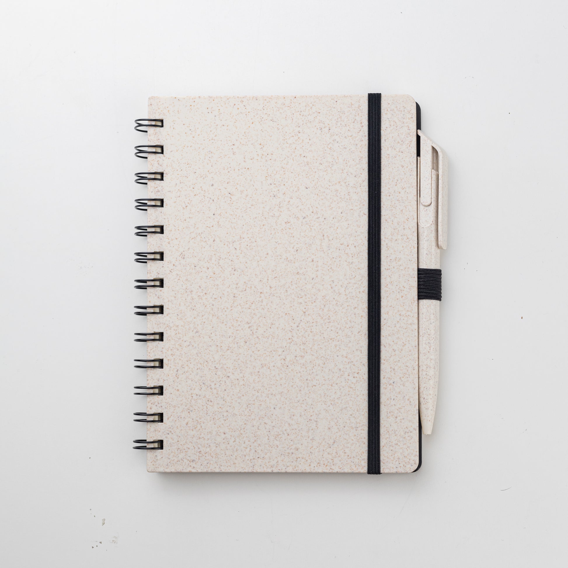 Set para regalo empresarial. Contiene un cuaderno con tapa hecha a base de  trigo y una lapicera que también tiene un material elaborado con trigo