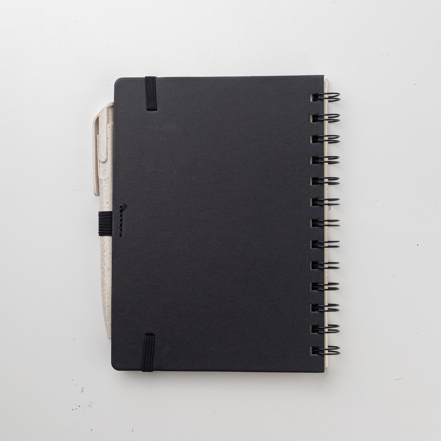 Set para regalo empresarial. Contiene un cuaderno con tapa hecha a base de  trigo y una lapicera que también tiene un material elaborado con trigo
