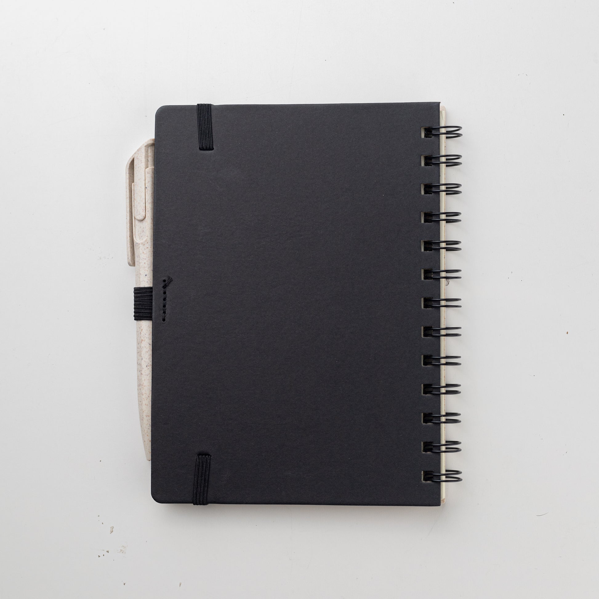 Set para regalo empresarial. Contiene un cuaderno con tapa hecha a base de  trigo y una lapicera que también tiene un material elaborado con trigo