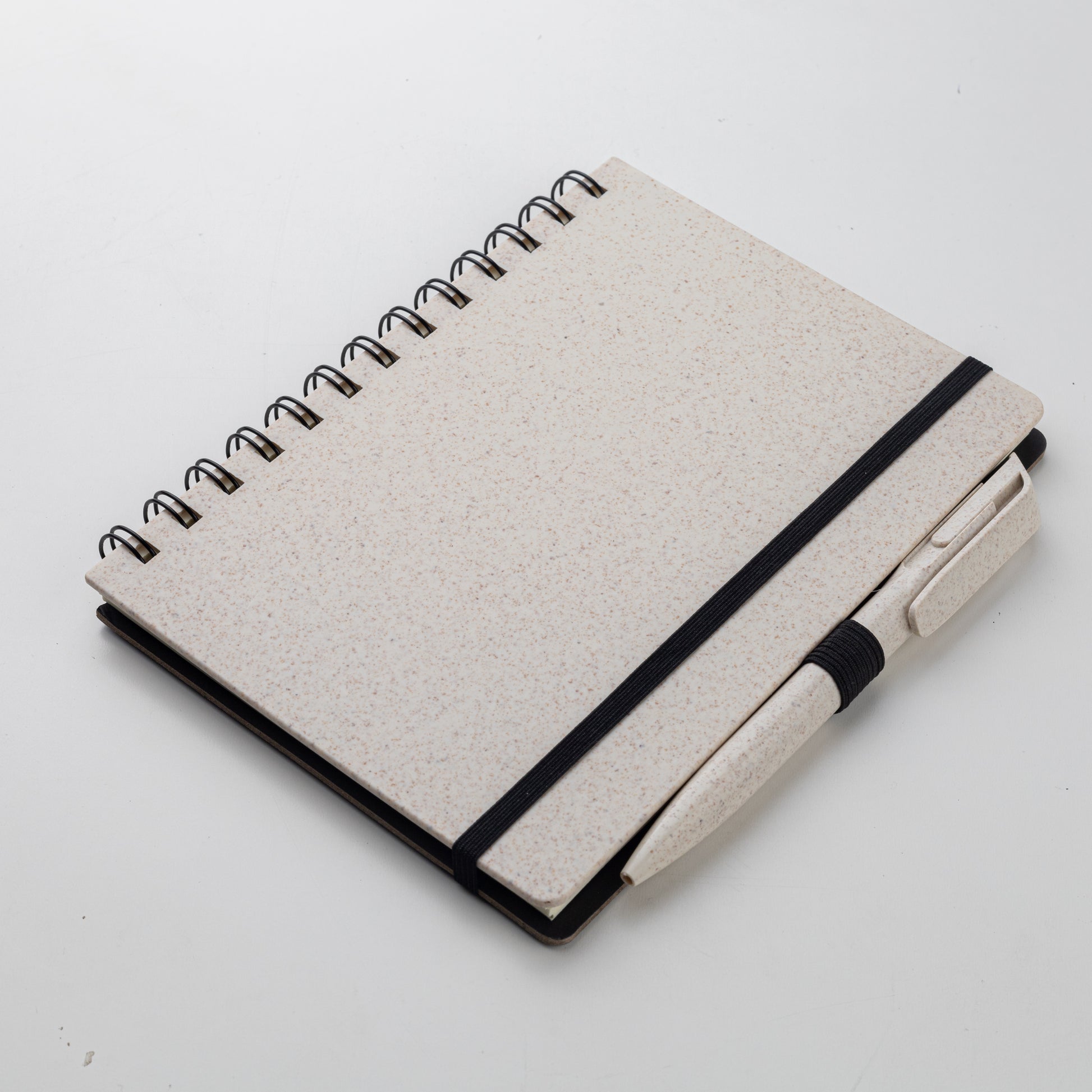 Set para regalo empresarial. Contiene un cuaderno con tapa hecha a base de  trigo y una lapicera que también tiene un material elaborado con trigo