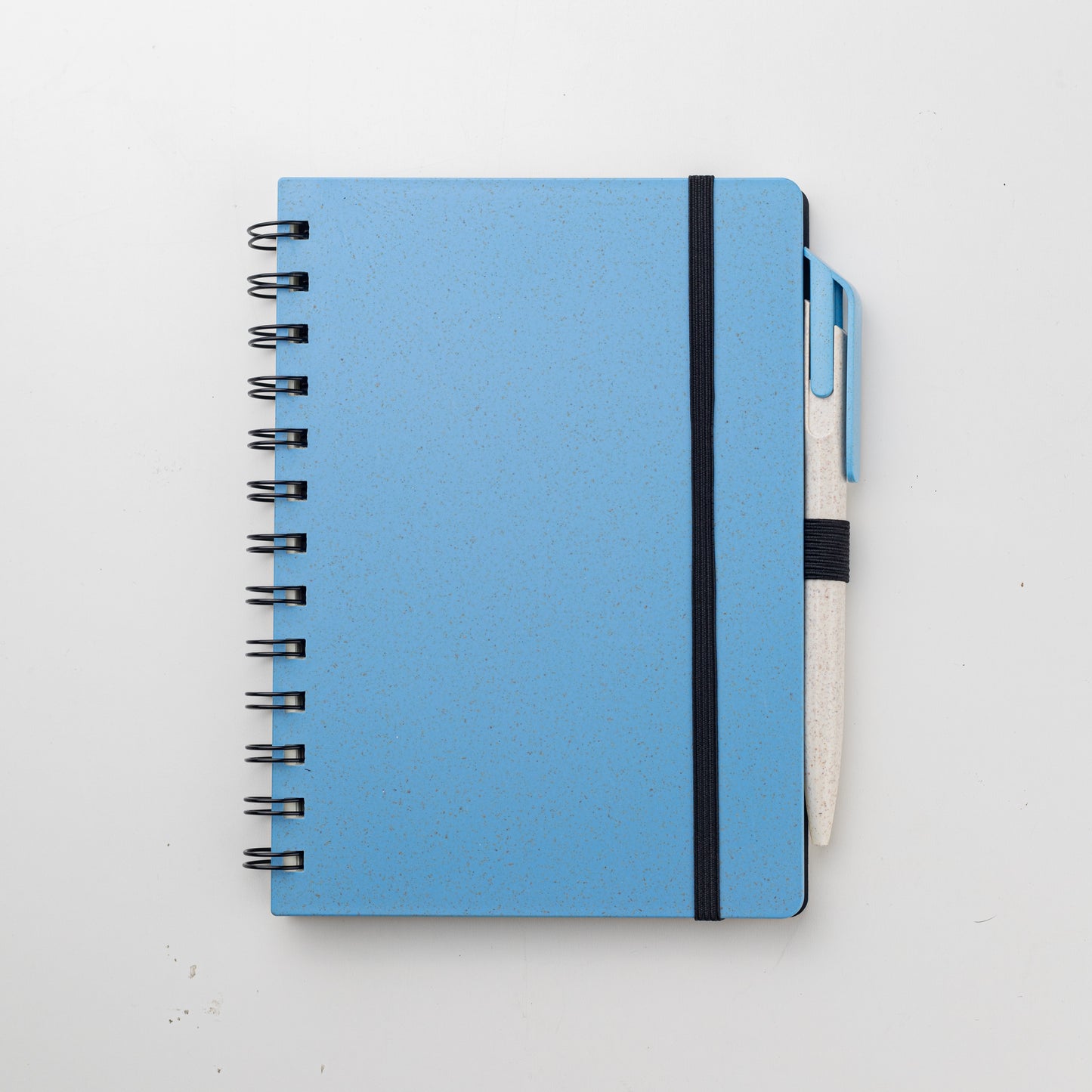 Set para regalo empresarial. Contiene un cuaderno con tapa hecha a base de  trigo y una lapicera que también tiene un material elaborado con trigo