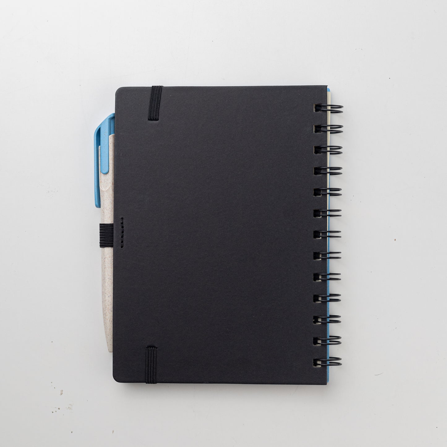 Set para regalo empresarial. Contiene un cuaderno con tapa hecha a base de  trigo y una lapicera que también tiene un material elaborado con trigo