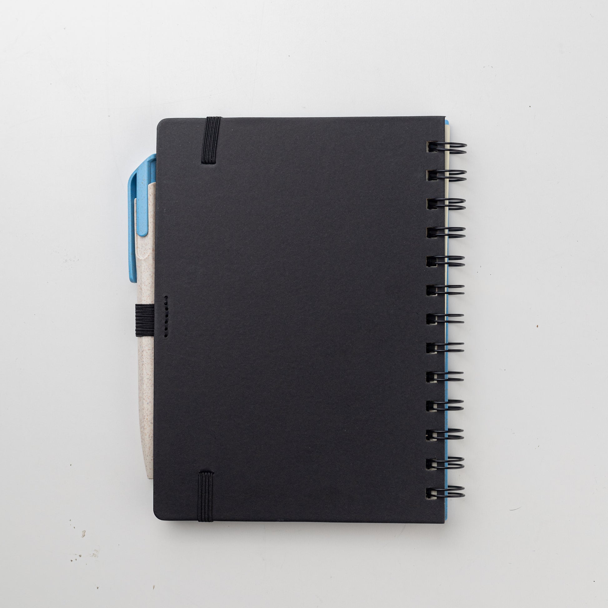 Set para regalo empresarial. Contiene un cuaderno con tapa hecha a base de  trigo y una lapicera que también tiene un material elaborado con trigo
