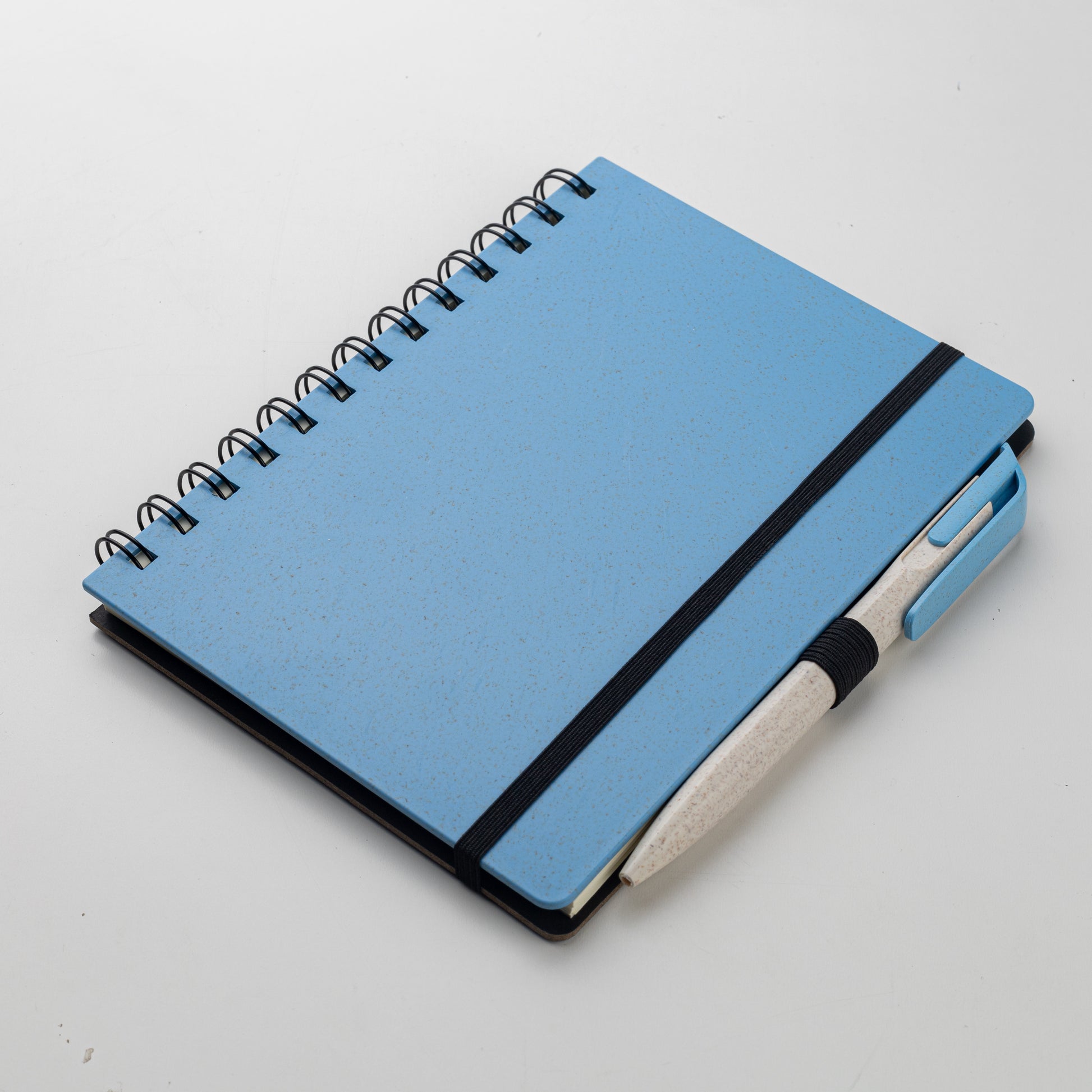 Set para regalo empresarial. Contiene un cuaderno con tapa hecha a base de  trigo y una lapicera que también tiene un material elaborado con trigo